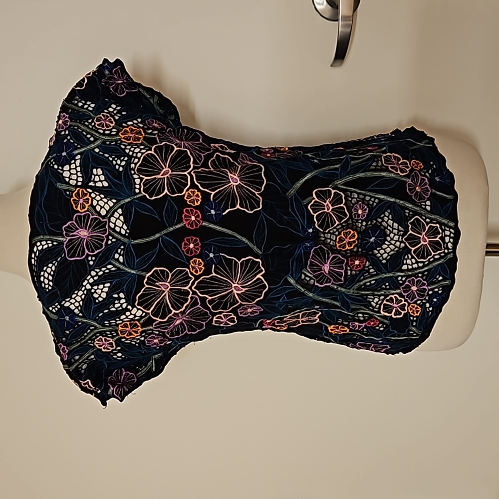 Floral embroidered black sleeveless top Small vibrant colors gorgeous detail - Picture 7 of 8